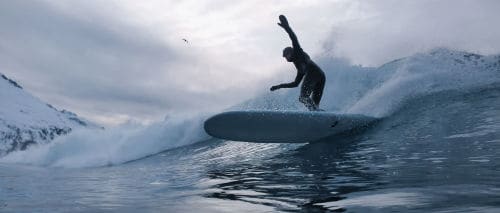 surfen im eiskalten Wasser