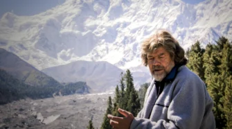Reinhold Messner vor dem Nanga Parbat