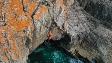 Seb Bouin klettert in der Bretagne