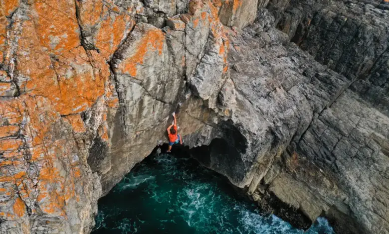 Seb Bouin klettert in der Bretagne