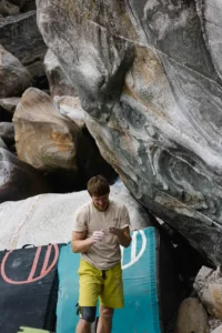 James Pearson beim Bouldern im Tessin